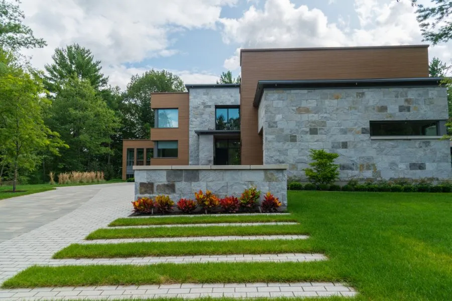 Arquiteto apresenta projetos de arquitetura residencial em escritório de arquitetura moderno.16