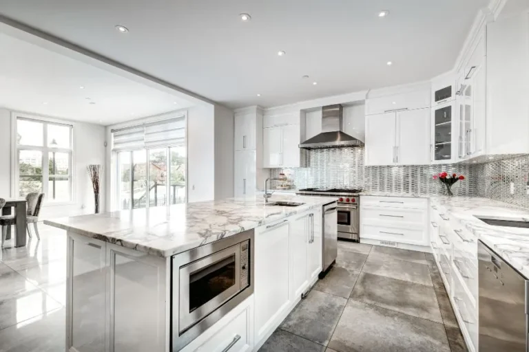 Arquiteto apresenta projetos de arquitetura residencial em escritório de arquitetura moderno. (4)