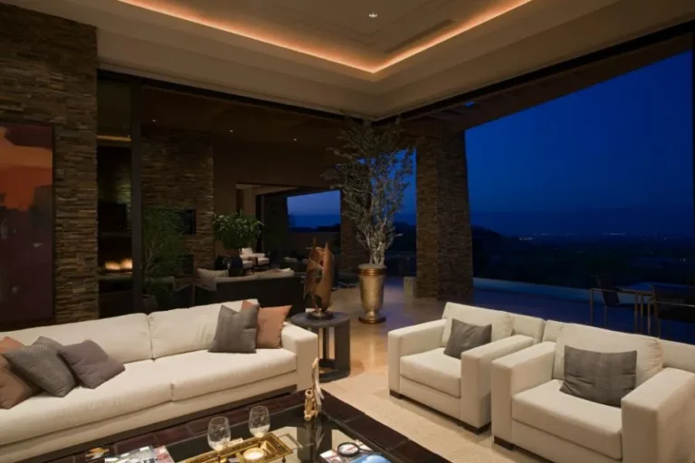 Arquiteto apresenta projetos de arquitetura residencial em escritório de arquitetura moderno.(5)